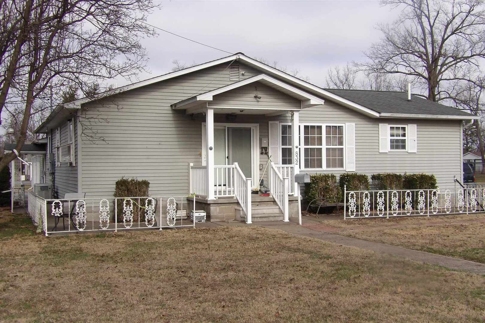 832 W Raymond Street W — Harrisburg, IL 62946
