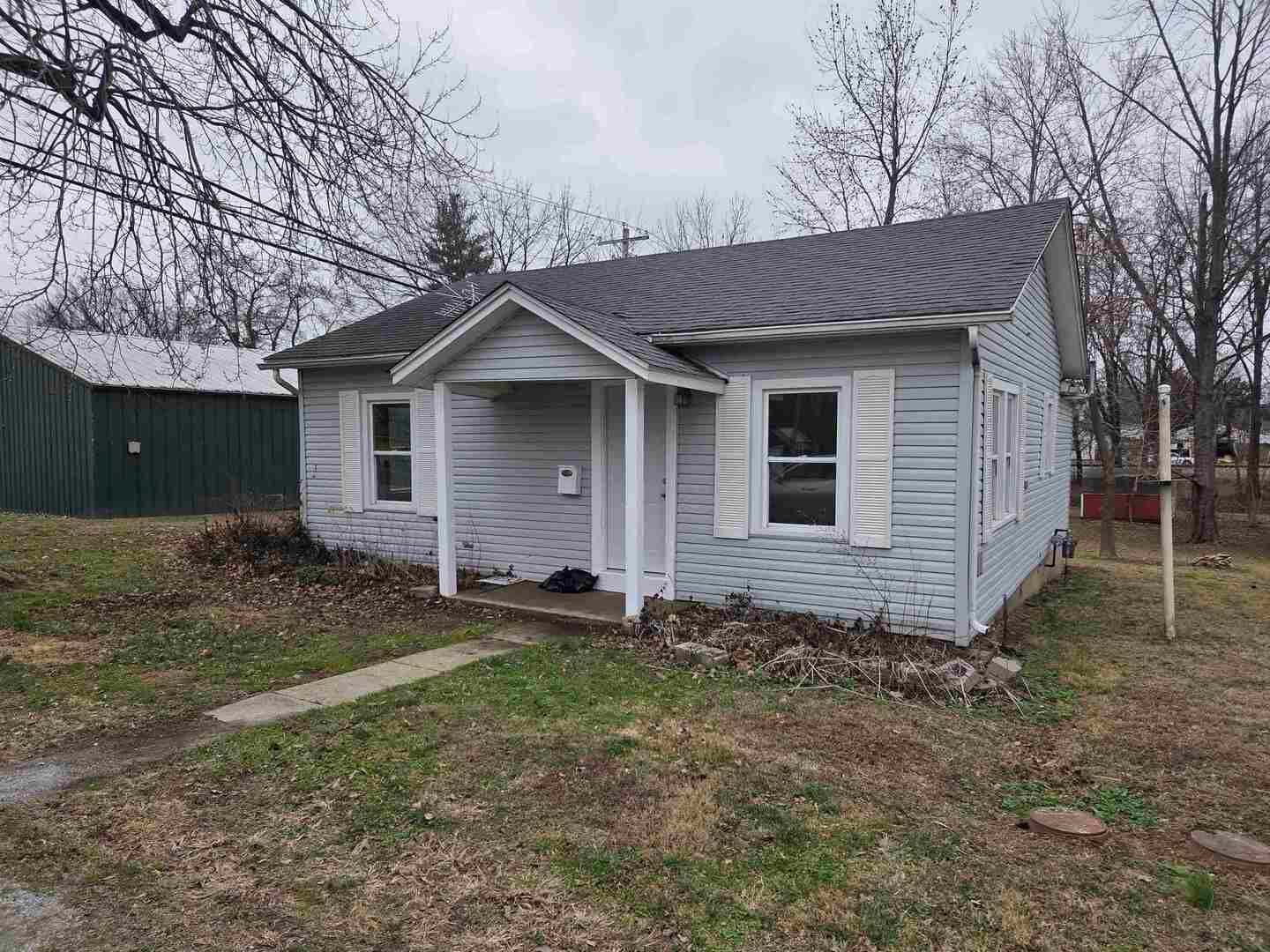 107 W Carpenter Street — Mcleansboro, IL 62859