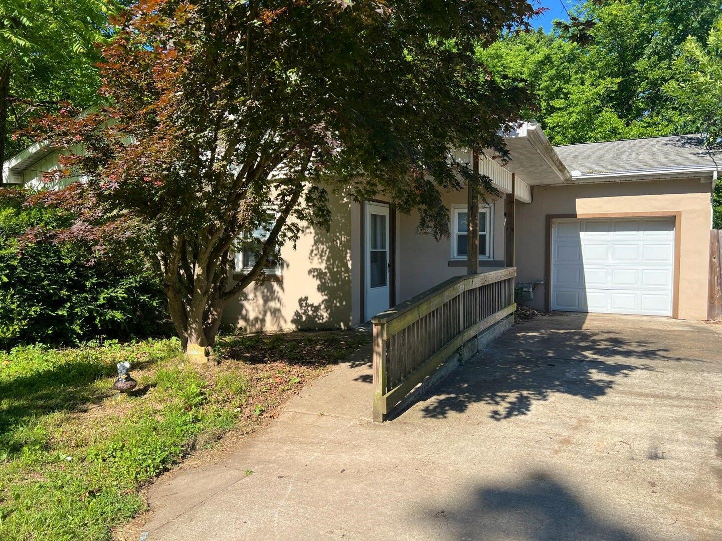 616 N Oakland Avenue — Carbondale, IL 62901