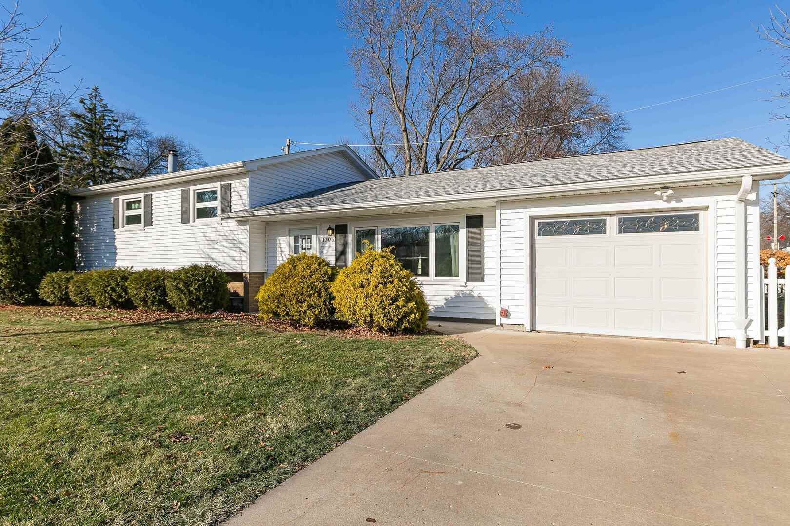 1705 Elmwood Drive — Bettendorf, IA 52722