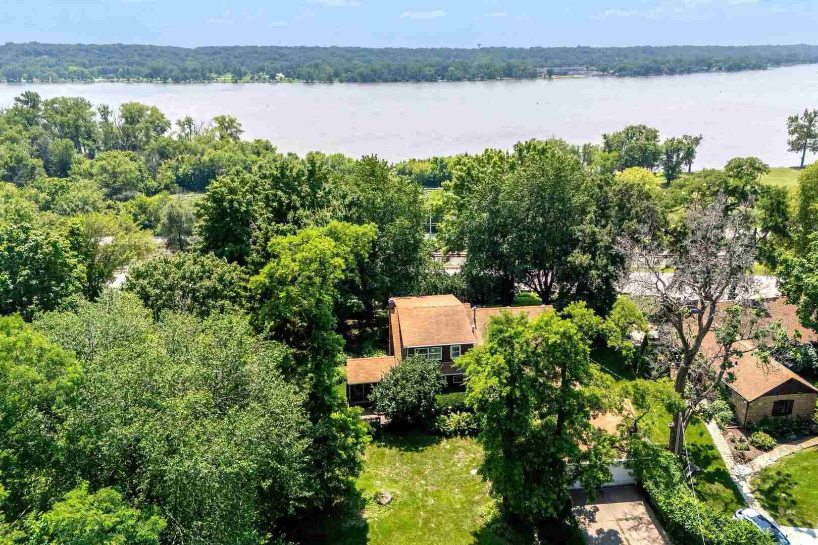 25111 VALLEY Drive — Pleasant Valley, IA 52722