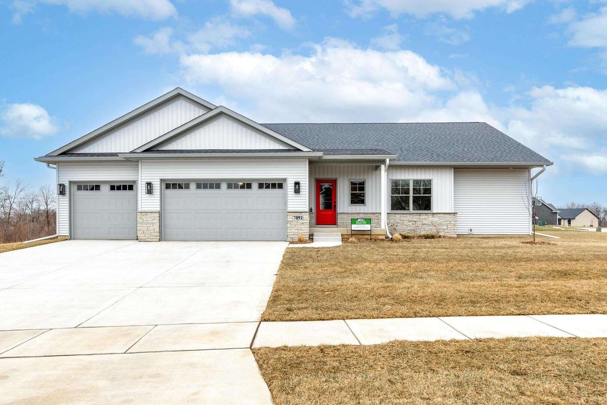 7091 SPRING CREEK Drive, Bettendorf, IA 52722