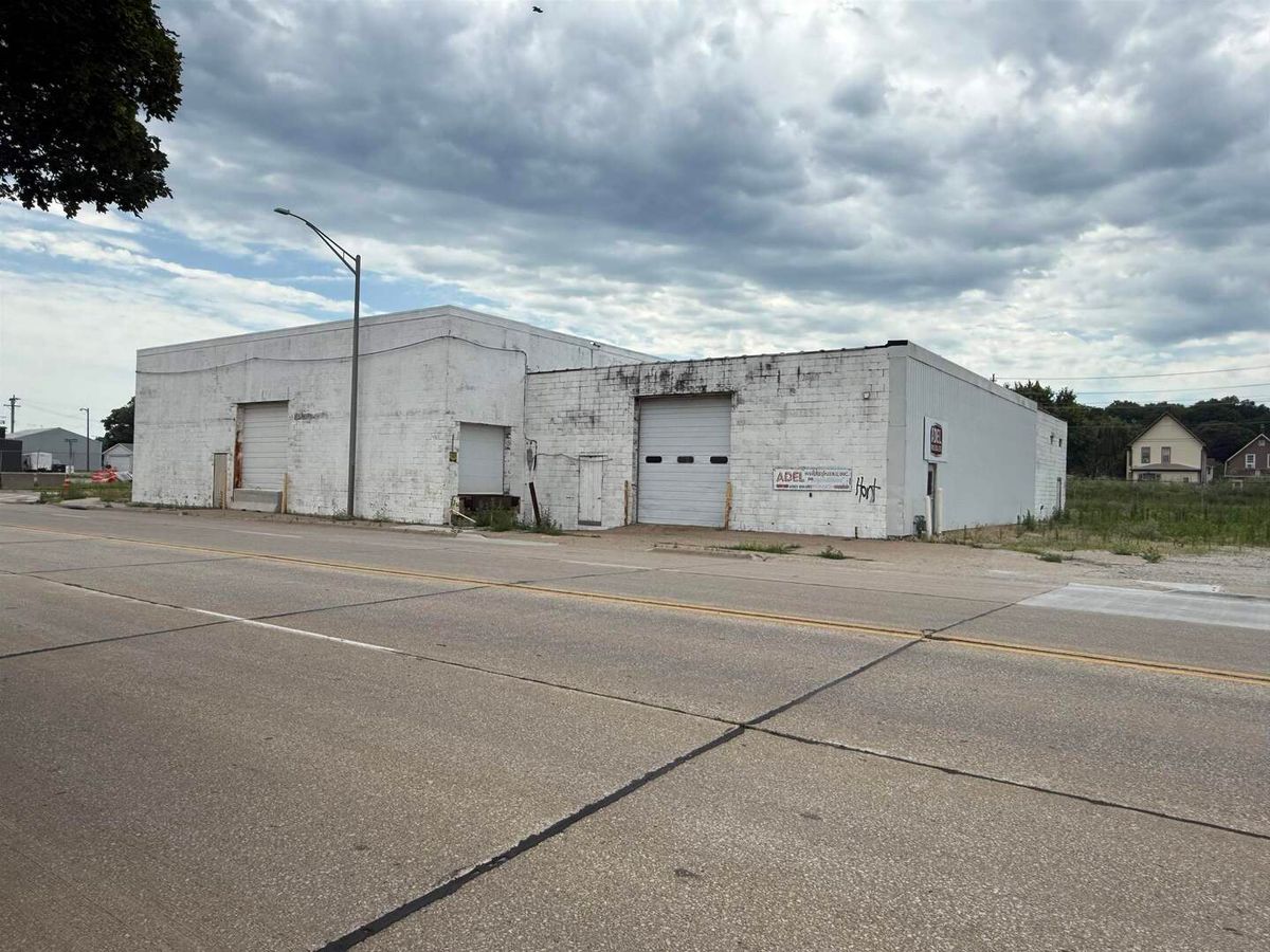 244 River Dr Drive, Moline, IL 61265