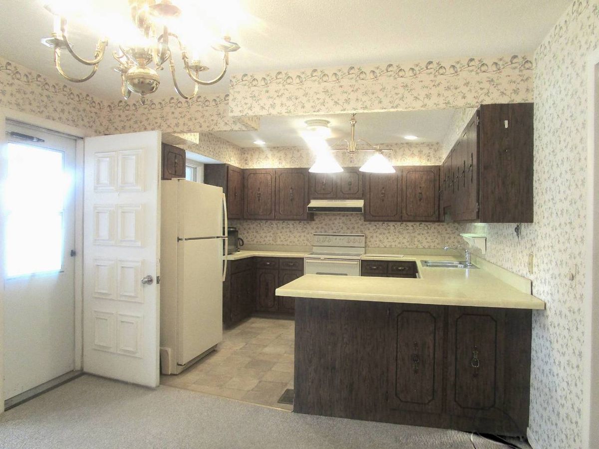 306 College Boulevard, Carmi, IL 62821