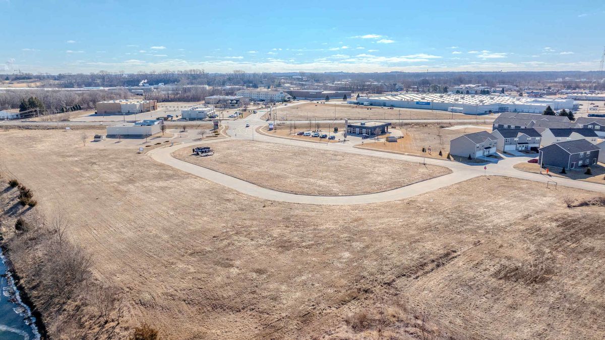 2460 Lillian Way, Clinton, IA 52732