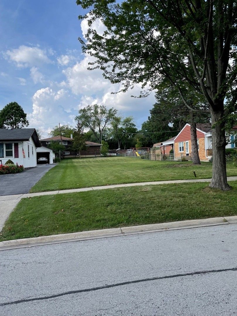 22 Graham Avenue, Lombard, IL 60148