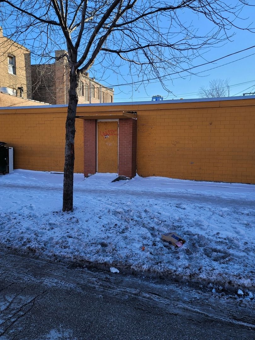 4809 W Chicago Avenue — Chicago, IL 60651