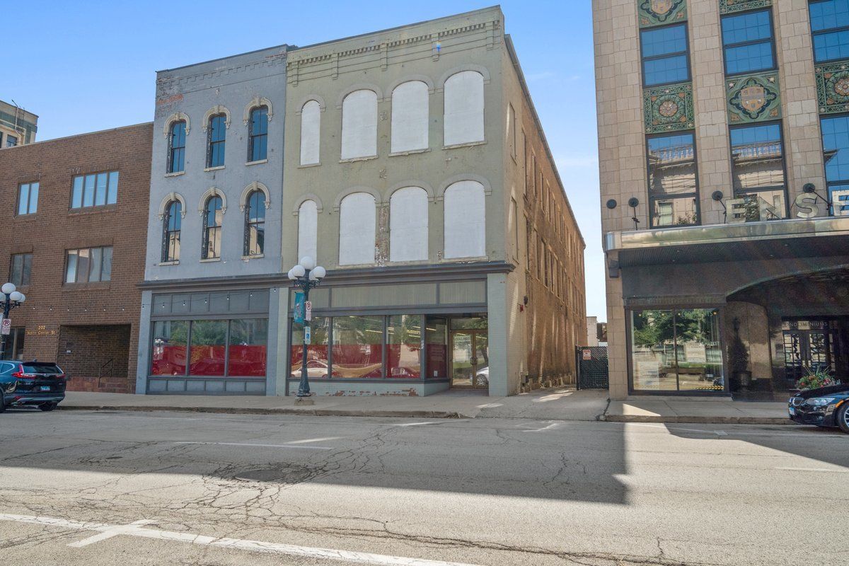 208-210 N Center Street — Bloomington, IL 61701