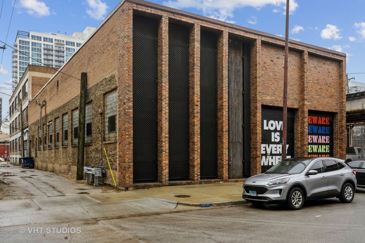 313 Chestnut Street, Chicago, IL 60610