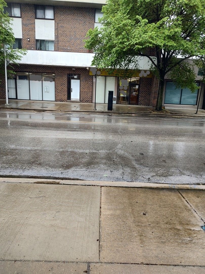 2731 W Touhy Avenue — Chicago, IL 60645