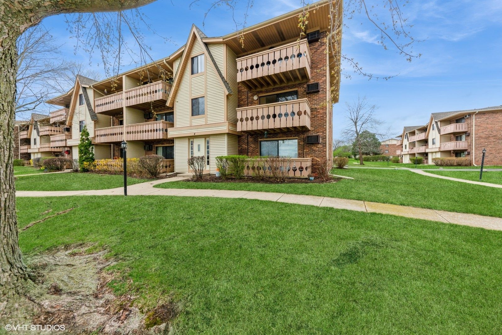 4 Parkside Court #8 — Vernon Hills, IL 60061