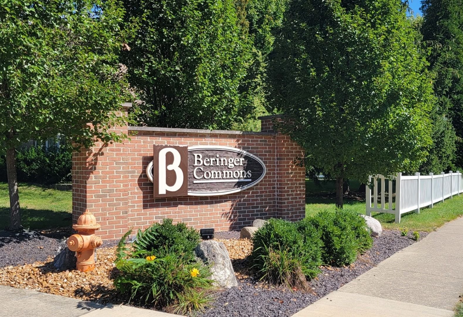 601 N Beacon Hill Circle — Urbana, IL 61802