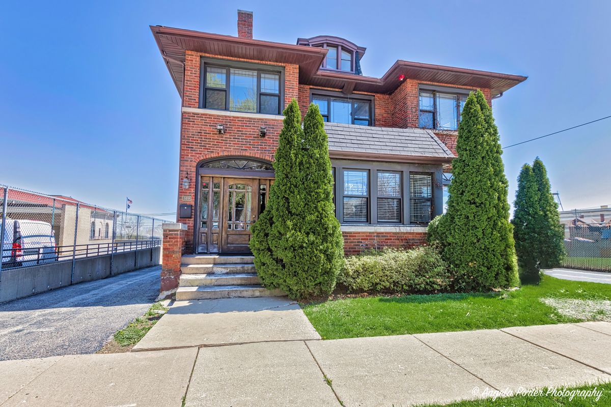 319 County Street, Waukegan, IL 60085