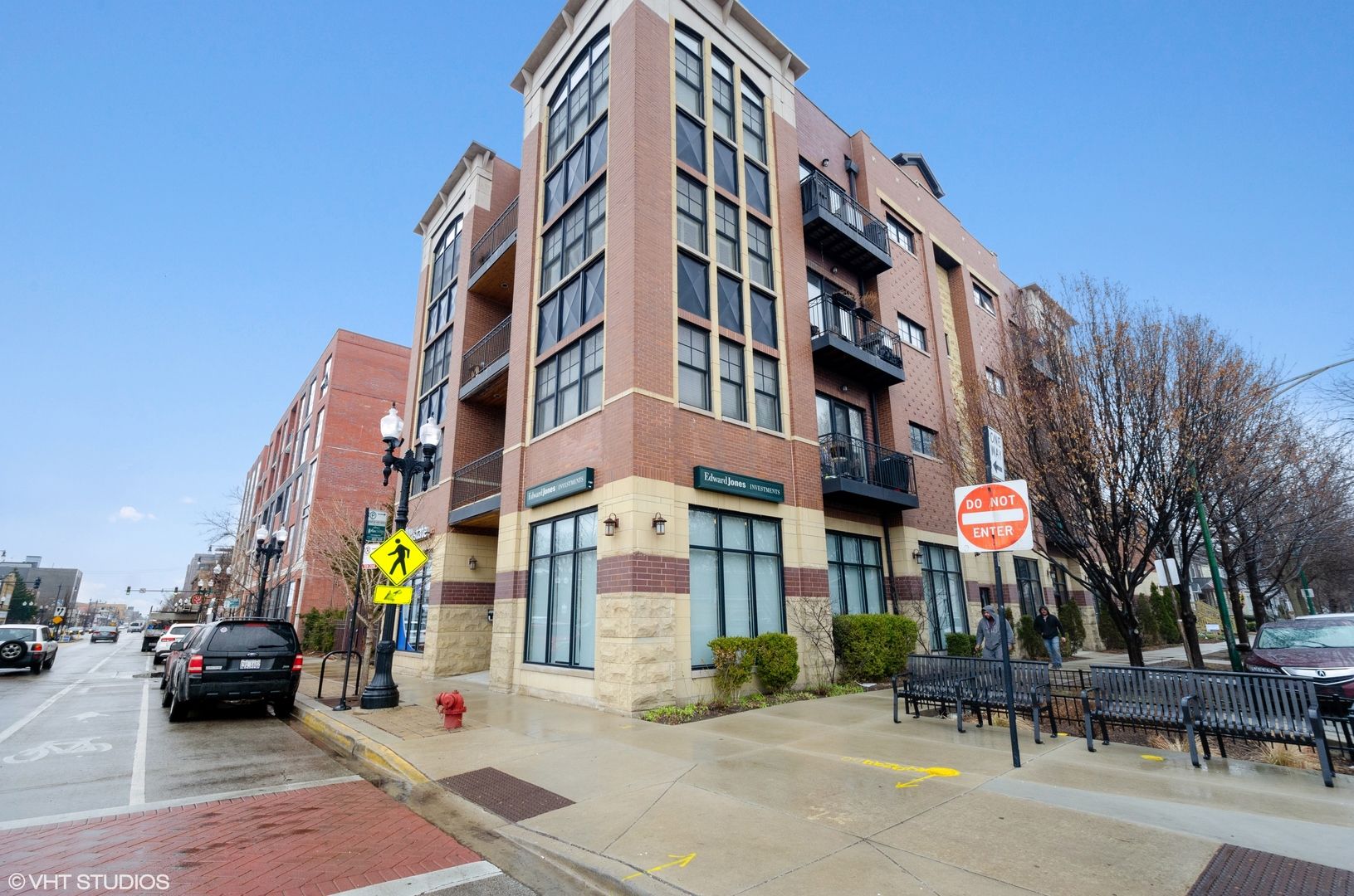 2134 W Lawrence Avenue — Chicago, IL 60625