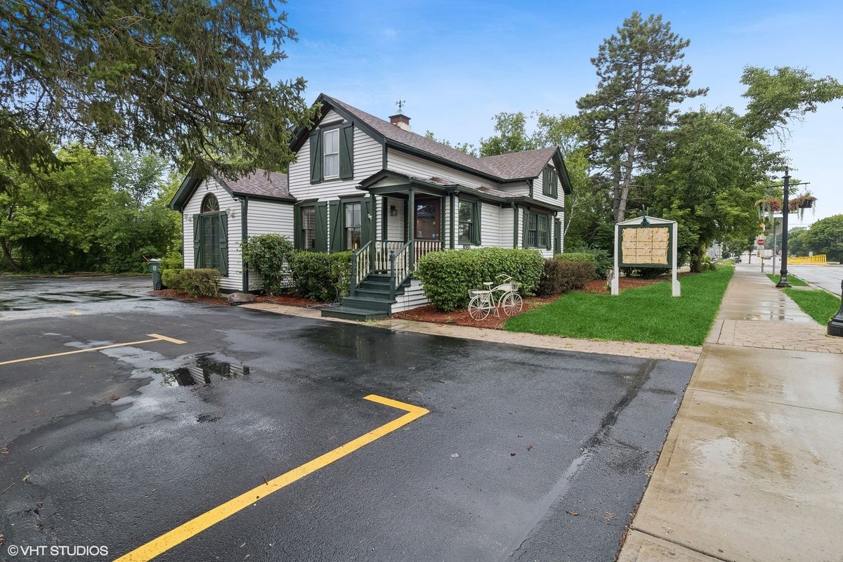 438 Hough Street, Barrington, IL 60010