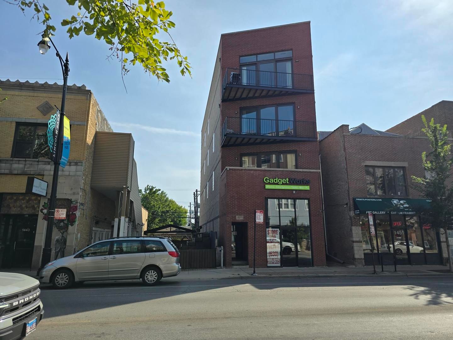 1449 W Fullerton Avenue — Chicago, IL 60614