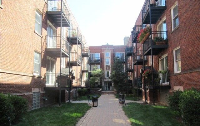 3711 N Kenneth Avenue #220 — Chicago, IL 60641