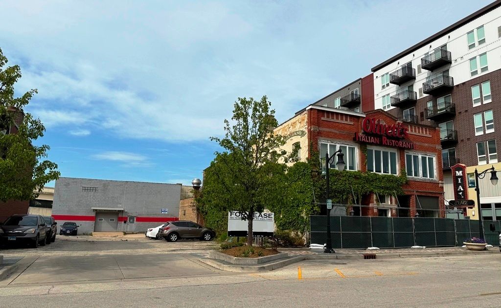 1577 Ellinwood Avenue — Des Plaines, IL 60016