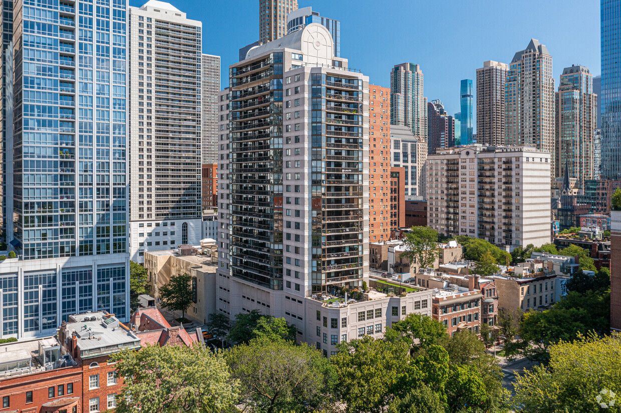 33 W Delaware Place #1E — Chicago, IL 60610
