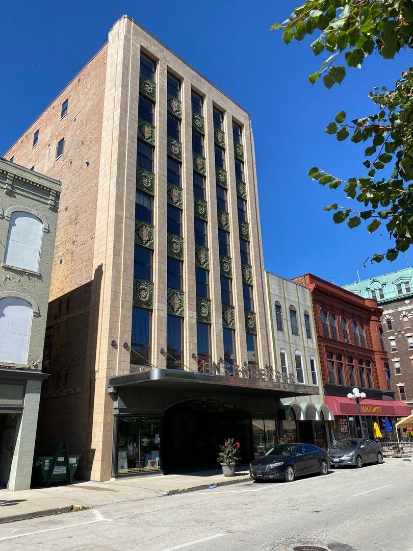 212 N Center Street #703 — Bloomington, IL 61701