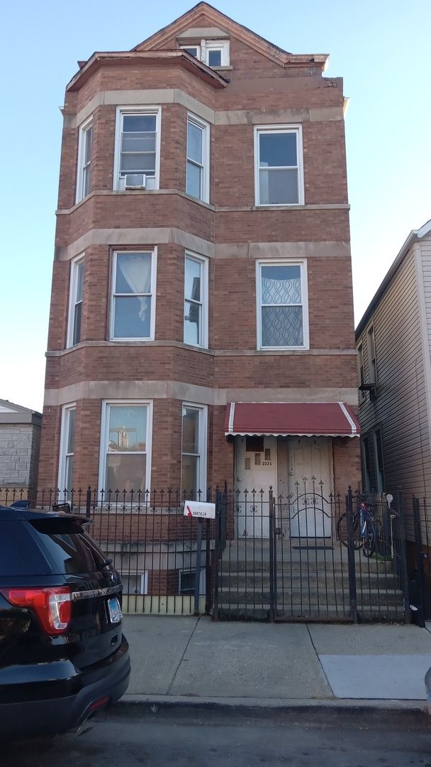 2335 W 21 Street — Chicago, IL 60608
