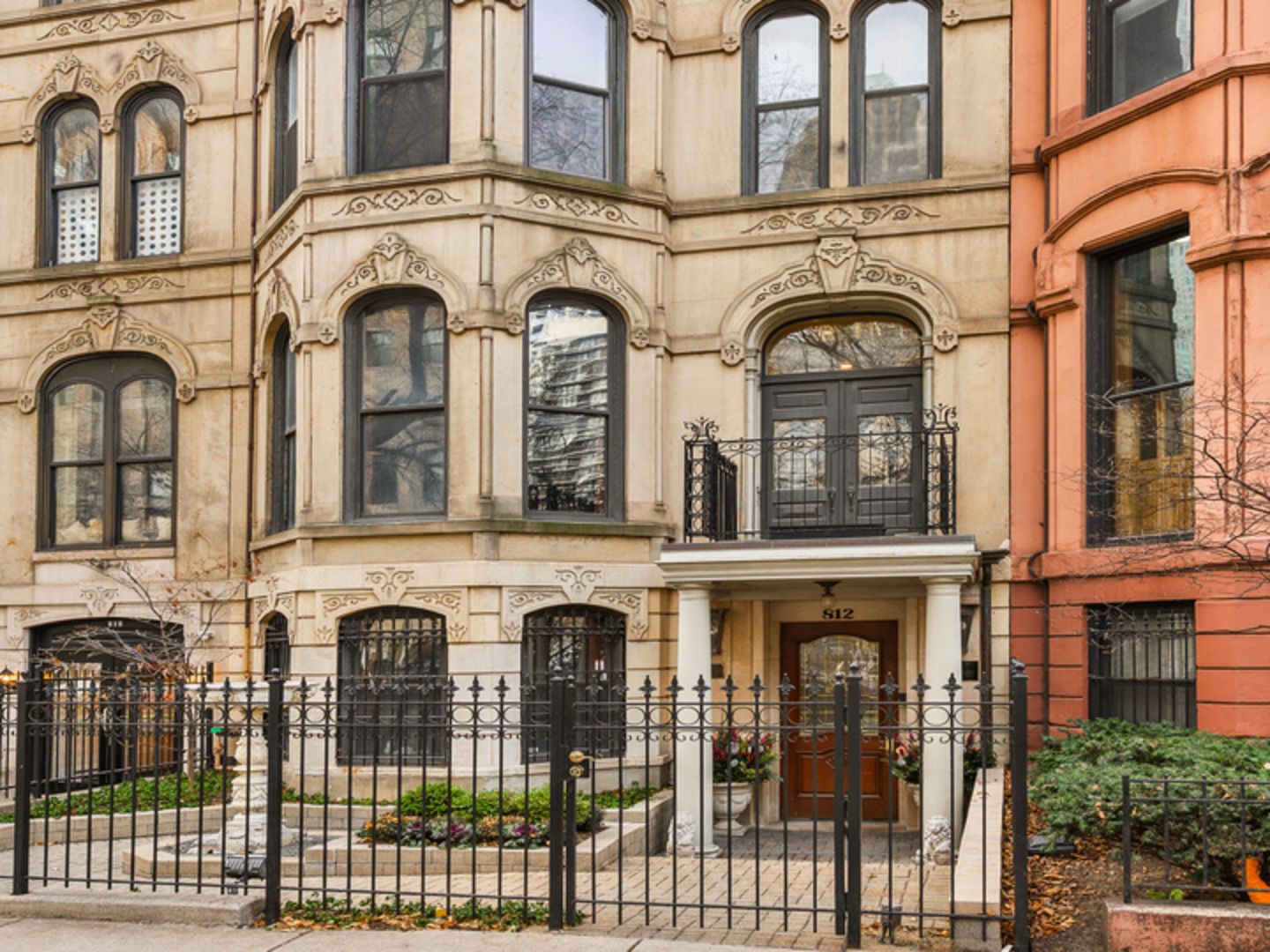 812 N Dearborn Street — Chicago, IL 60610