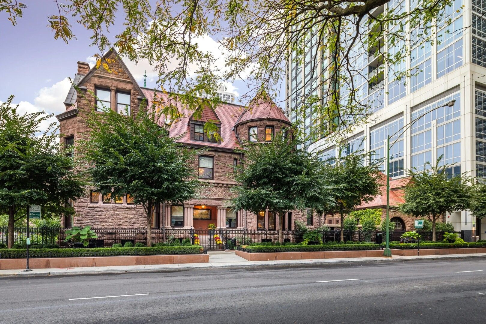 915 N DEARBORN Street — Chicago, IL 60610