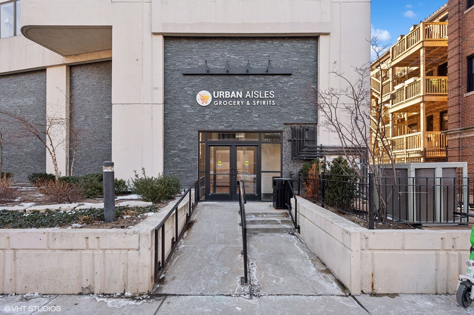 3930 N Pine Grove Avenue #C-2 — Chicago, IL 60613