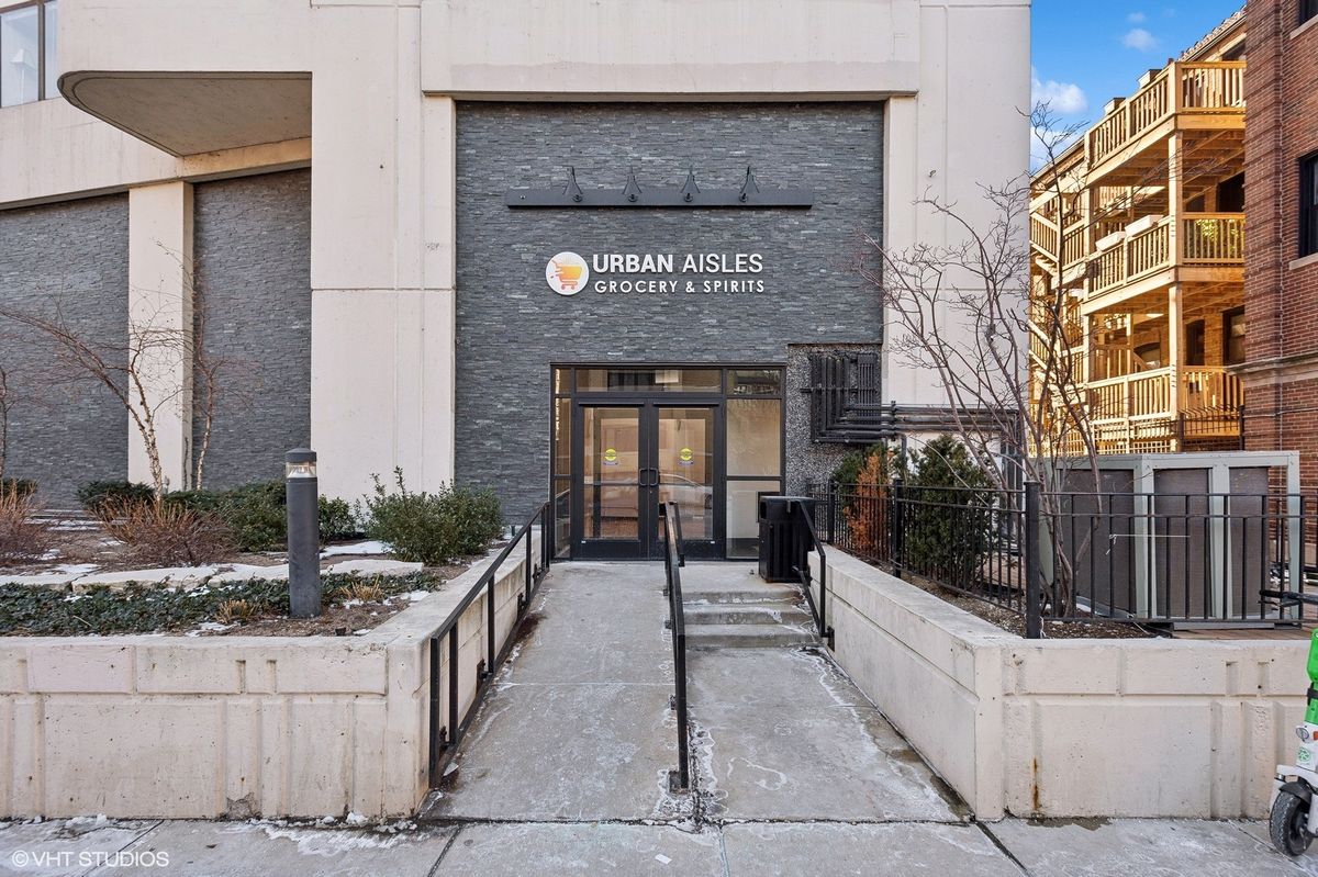 3930 Pine Grove Avenue, Chicago, IL 60613