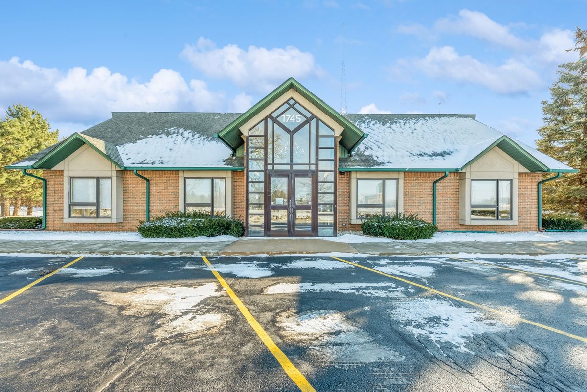 1745 S Eastwood Drive, Woodstock, IL 60098