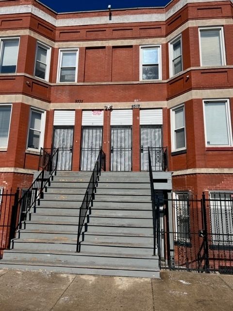9335-37 S South Chicago Avenue — Chicago, IL 60617