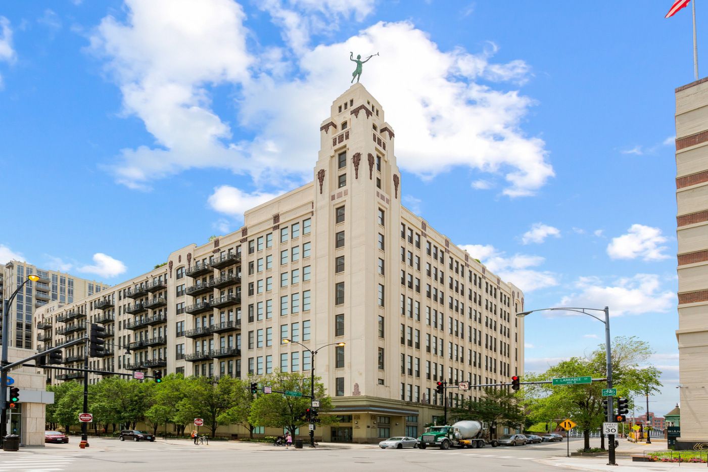 758 N LARRABEE Street #826 — Chicago, IL 60654