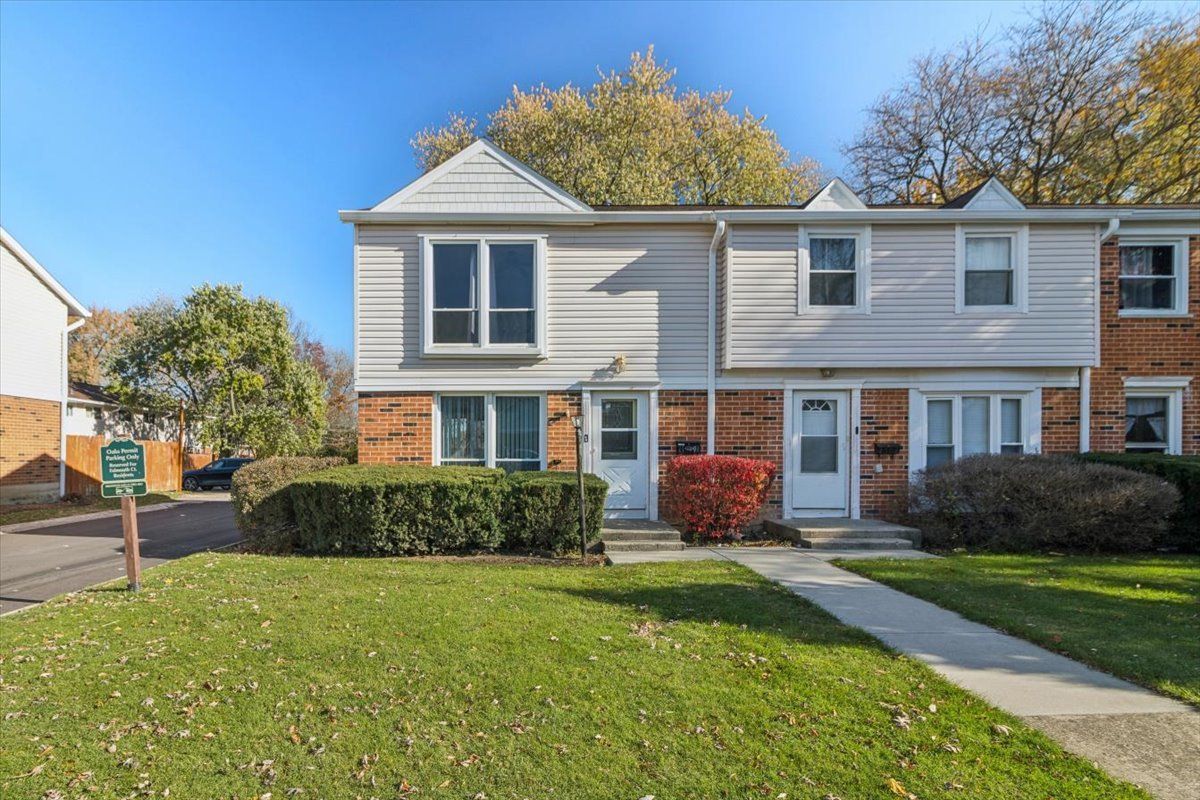 2101 Falmouth Court — Streamwood, IL 60107