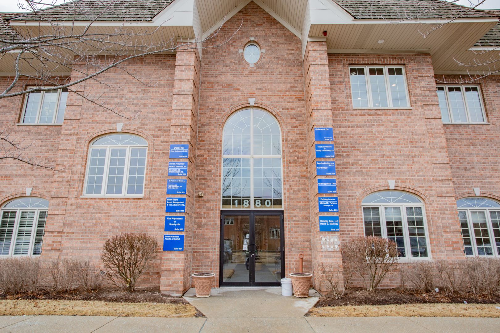 1880 W Winchester Road #204 — Libertyville, IL 60048