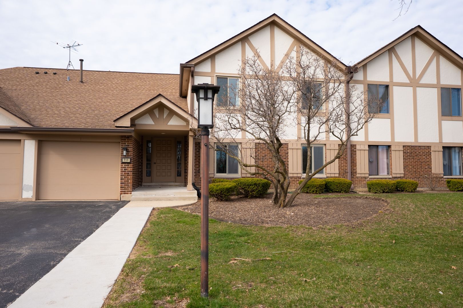916 Surrey Drive #A1 — Schaumburg, IL 60193