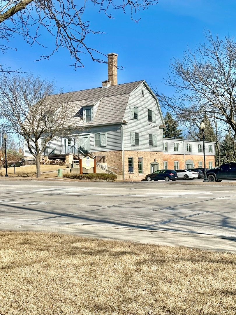 105 S Roselle Road — Schaumburg, IL 60193