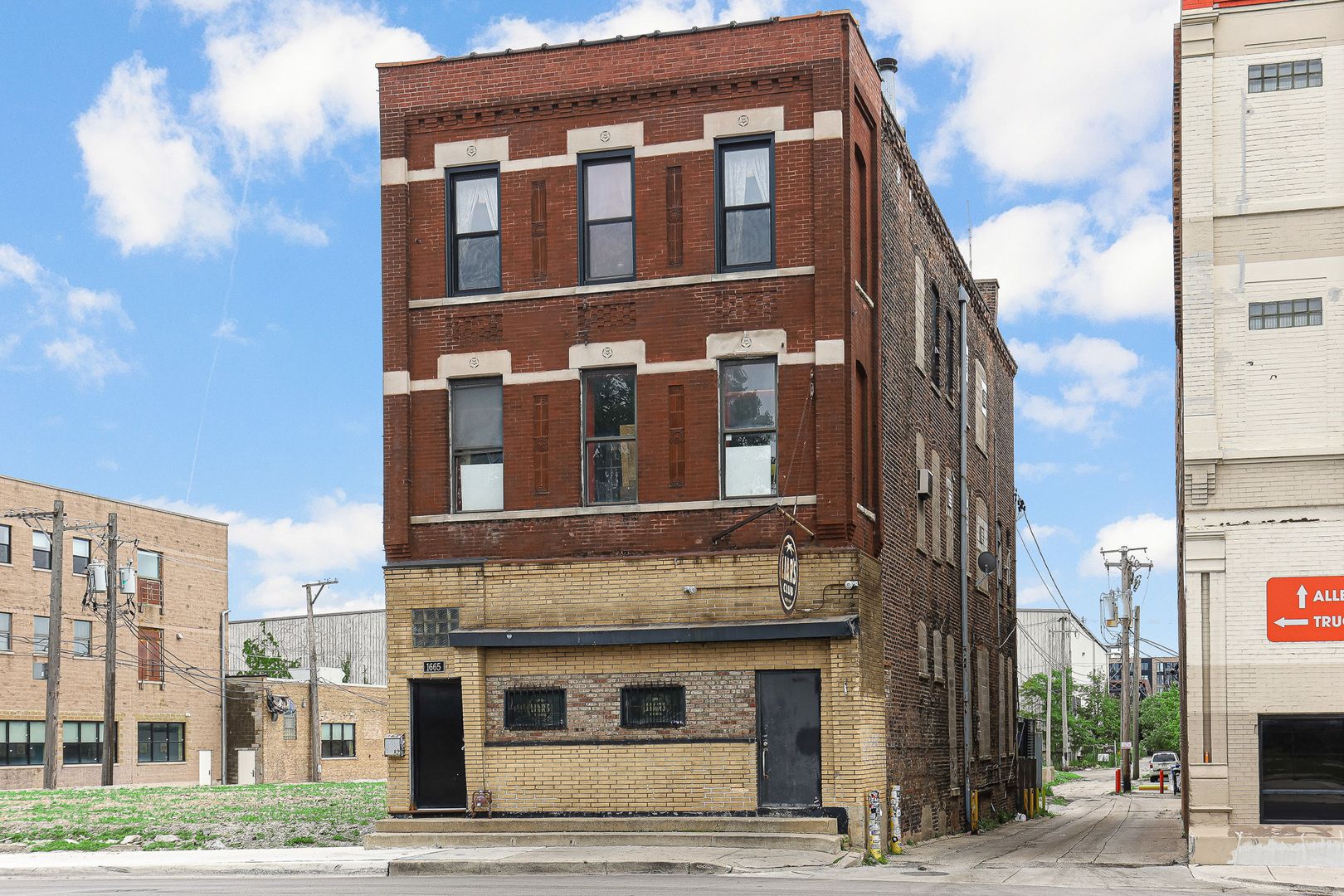 1665 W Fullerton Avenue — Chicago, IL 60614