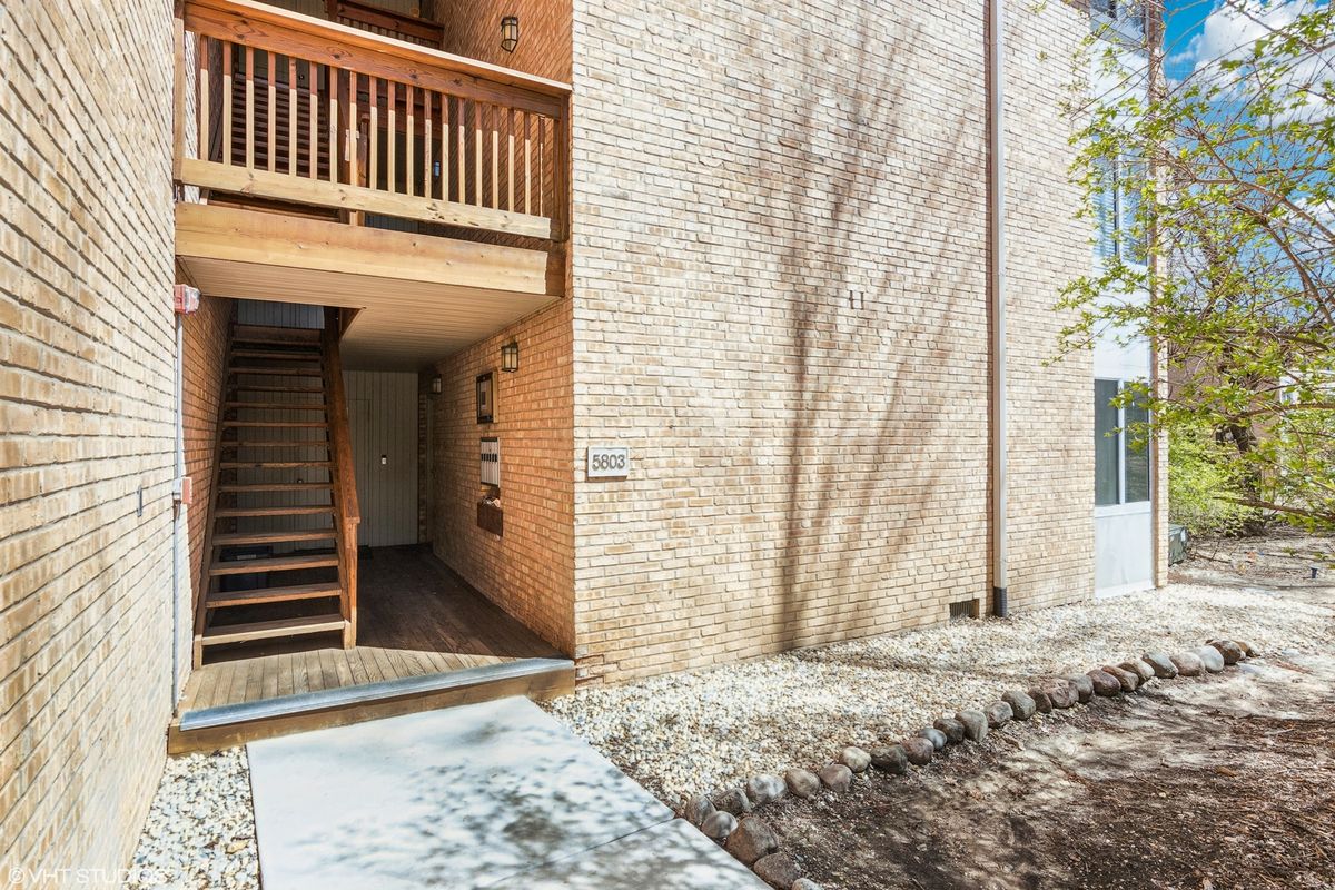 5803 Oakwood Drive, Lisle, IL 60532