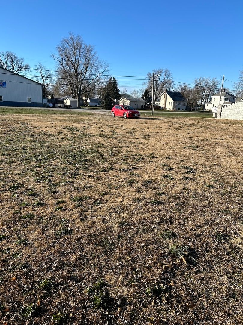 175 E 3rd Avenue — Clifton, IL 60927