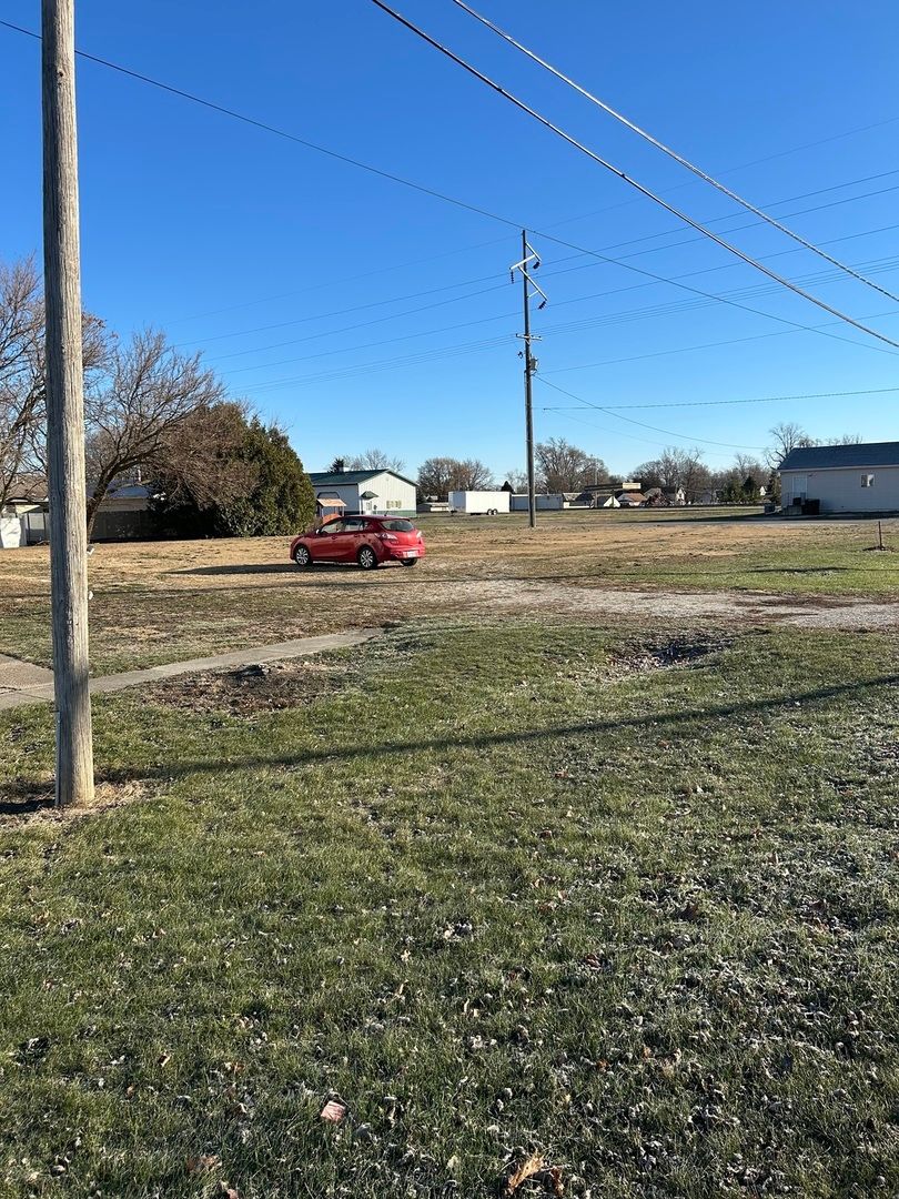 175 E 3rd Avenue, Clifton, IL 60927