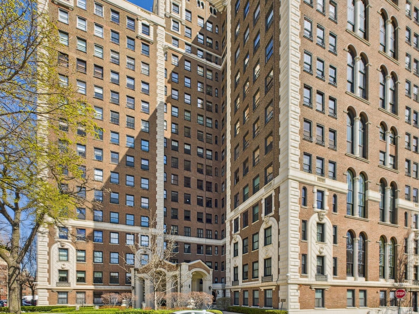 5555 S Everett Avenue #B3-4 — Chicago, IL 60637