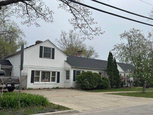 1010 E Illinois Street — Wheaton, IL 60187