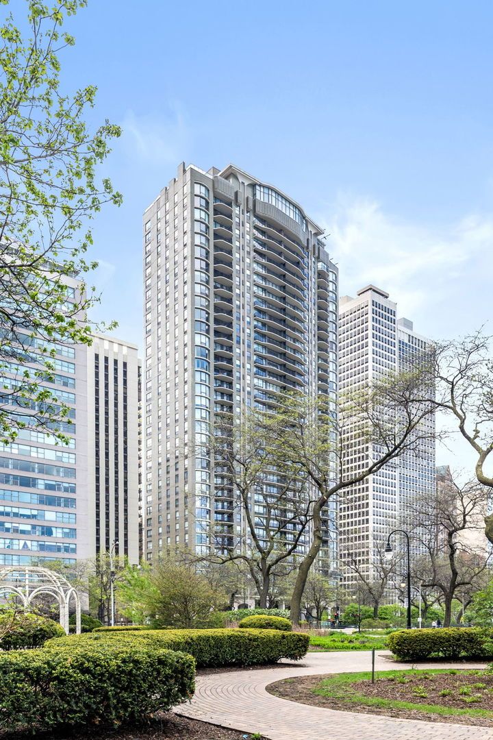 1040 N Lake Shore Drive #4C — Chicago, IL 60611
