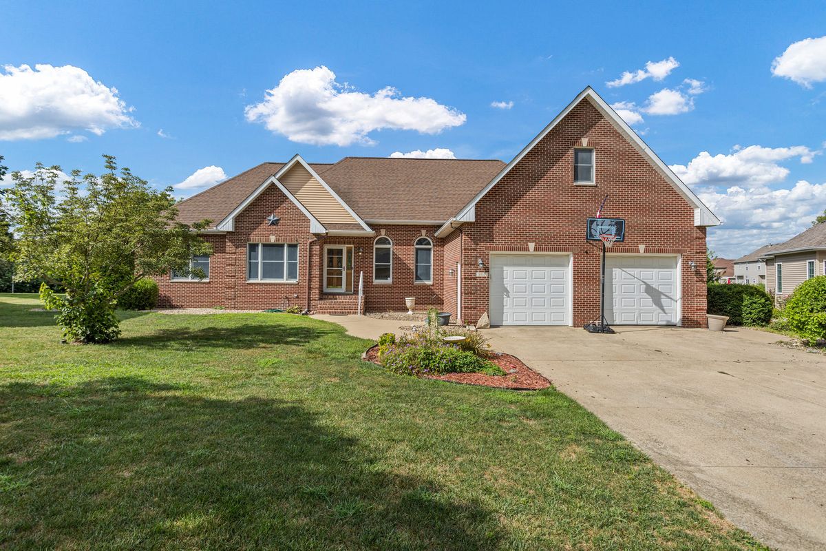 1511 River Bluff Court, Mahomet, IL 61853