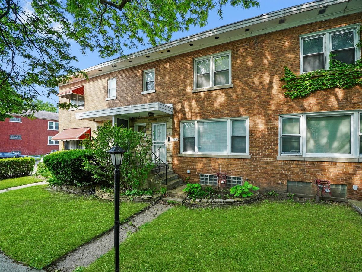 7754 Yates Boulevard, Chicago, IL 60649