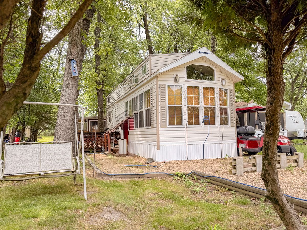 9/200 Woodhaven, Sublette, IL 61367