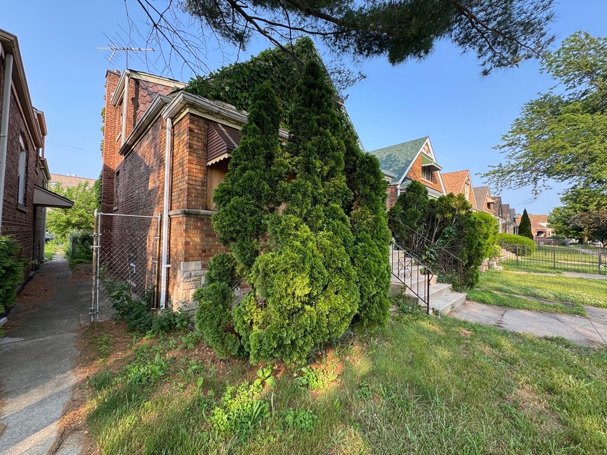 8371 Baltimore Avenue, Chicago, IL 60617