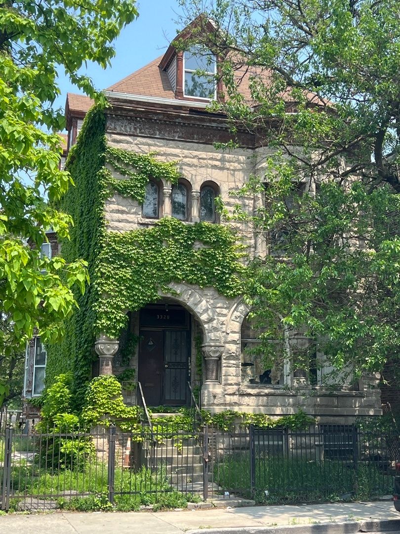 3328 W Warren Boulevard — Chicago, IL 60624