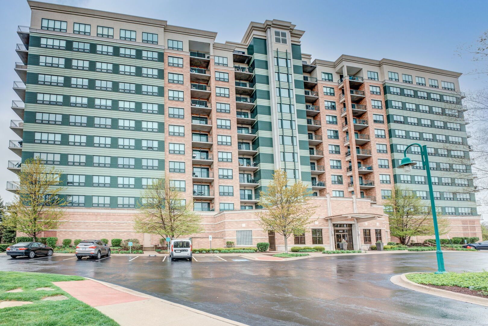6420 Double Eagle Drive #E35 — Woodridge, IL 60517