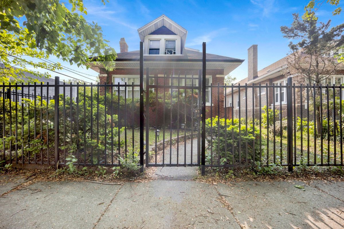 7515 East End Avenue, Chicago, IL 60649